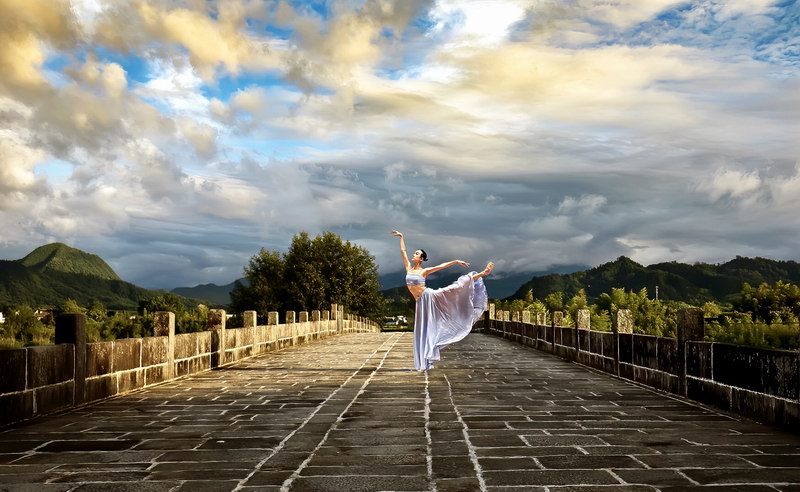 《古老石桥与现代芭蕾的对话》-摄影-陆伟敏.jpg